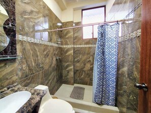 Serviettes fournies, savon, papier toilette