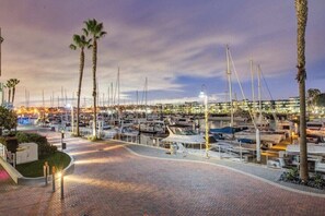 Marina -  Opal Shore' Waterfront Harbor Views, Walk to Beach Pool, Hot Tub & Parking (Marina del Rey)