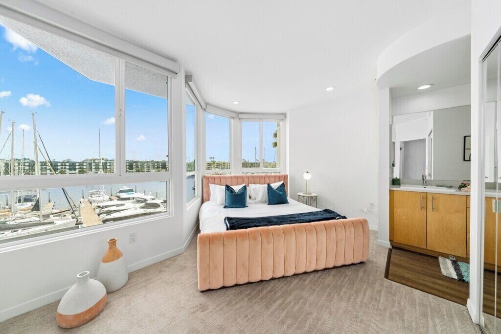 Escrivaninha, ferros/tábuas de passar roupa, berço de viagem