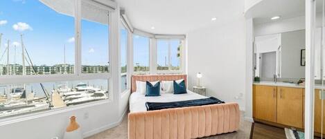 Escrivaninha, ferros/tábuas de passar roupa, berço de viagem