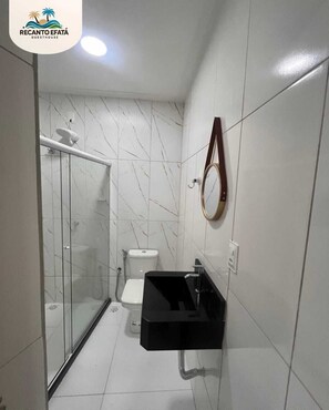 Serviettes fournies, savon, papier de toilette