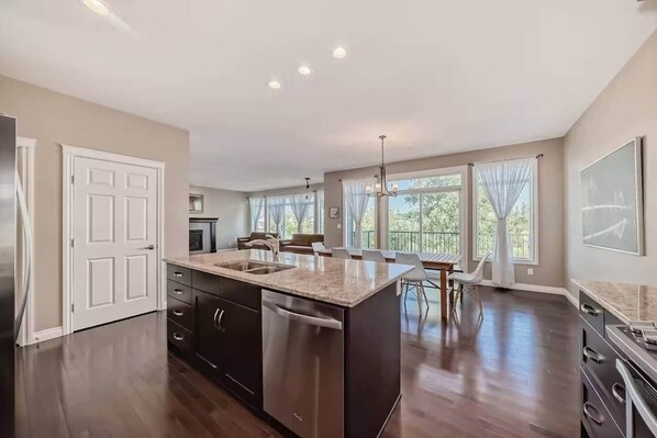 Réfrigérateur, micro-ondes, four, plaque de cuisson