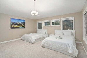 4 bedrooms, iron/ironing board, travel crib, WiFi - Waterfront, Fireplace, 90 min Banff, Latte, AC (Airdrie)