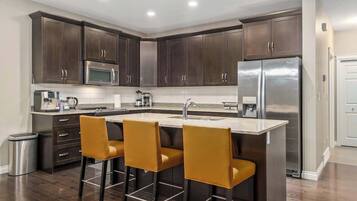 Køleskab, mikrobølgeovn, ovn, kogeplade