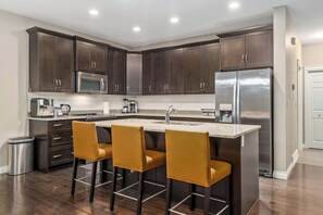 Køleskab, mikrobølgeovn, ovn, kogeplade