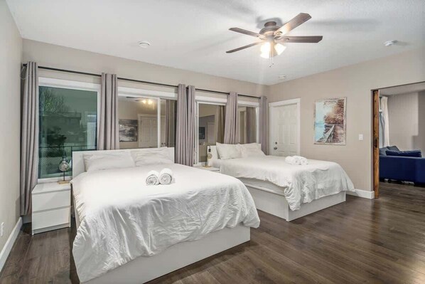 Tabla de planchar con plancha, cuna de viaje, wifi y ropa de cama