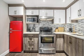 Réfrigérateur, four à micro-ondes, un four, surface de cuisson