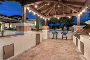 Terrace/patio - 11BR Paradise Valley Resort Near Scottsdale Sleeps 30 Heated Pool, Swim-Up Bar! (Paradise Valley)
