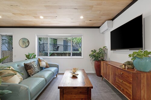 Renovated Beach Escape in Surfers —Surf at Your Door, Cavill a Short Stroll