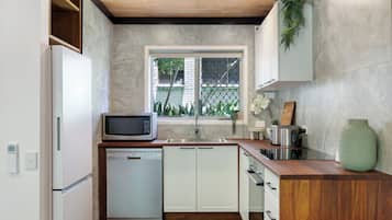 Microondas, horno, placa de cocina, lavavajillas