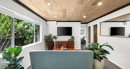 Renovated Beach Escape in Surfers —Surf at Your Door, Cavill a Short Stroll