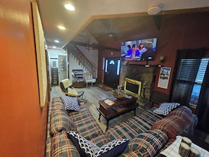 TV, fireplace -  Poconos house with Hot Tub, Game Room, Fire Pit, Pets Allowed (Tobyhanna)