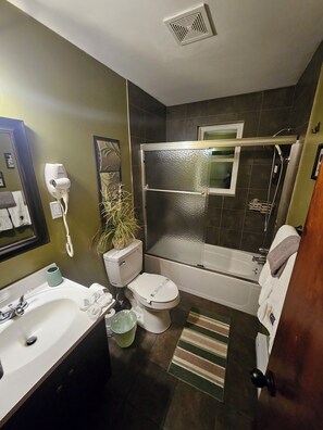 Een haardroger, handdoeken, zeep, toiletpapier