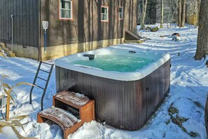 Outdoor spa tub -  Poconos house with Hot Tub, Game Room, Fire Pit, Pets Allowed (Tobyhanna)