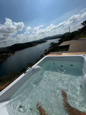 Outdoor spa tub