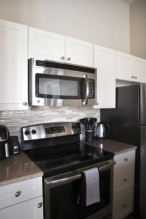 Refrigerador, microondas, horno y parrilla de estufa