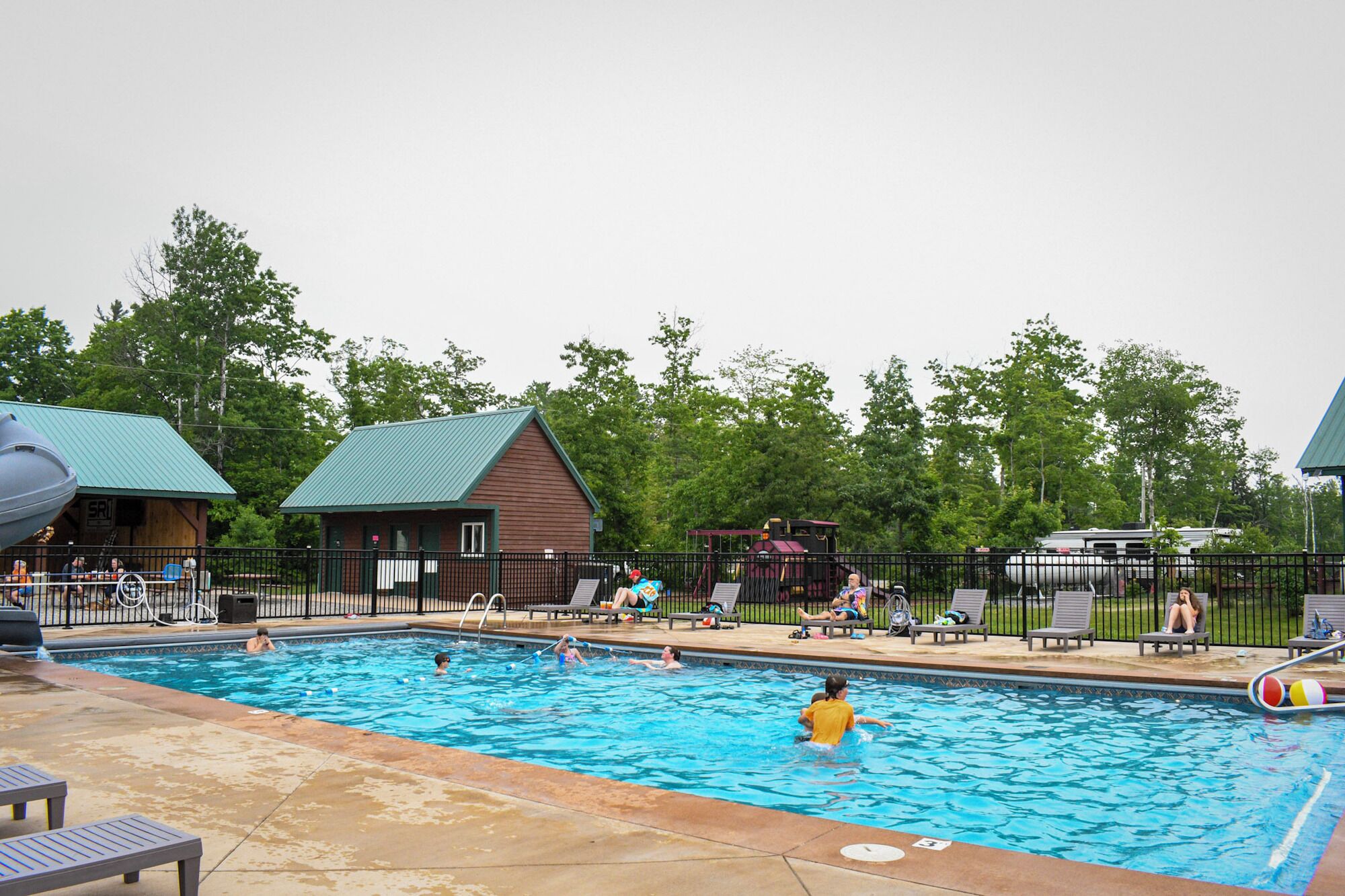 Lämmitetty uima-allas