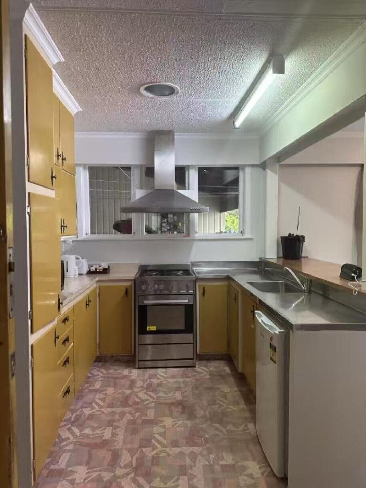 Kühlschrank, Mikrowelle, Toaster, Kochgeschirr/Geschirr/Besteck