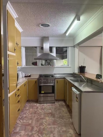 Fridge, microwave, toaster, cookware/dishes/utensils. 3 bedroom House, 77 Slacks