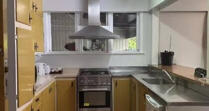 3 bedroom House, 77 Slacks