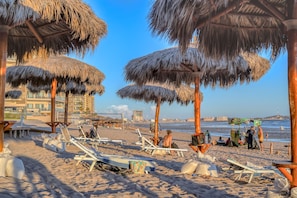 Privatstrand, weißer Sandstrand, 2 Strandbars