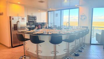 Chambre, balcon, vue océan | Cuisine privée | Réfrigérateur dans l'espace commun, micro-ondes dans l'espace commun