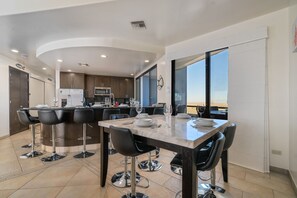 In-room dining - Las Palomas 4BR 4BA Suite 901 Cortez (Puerto Peñasco)