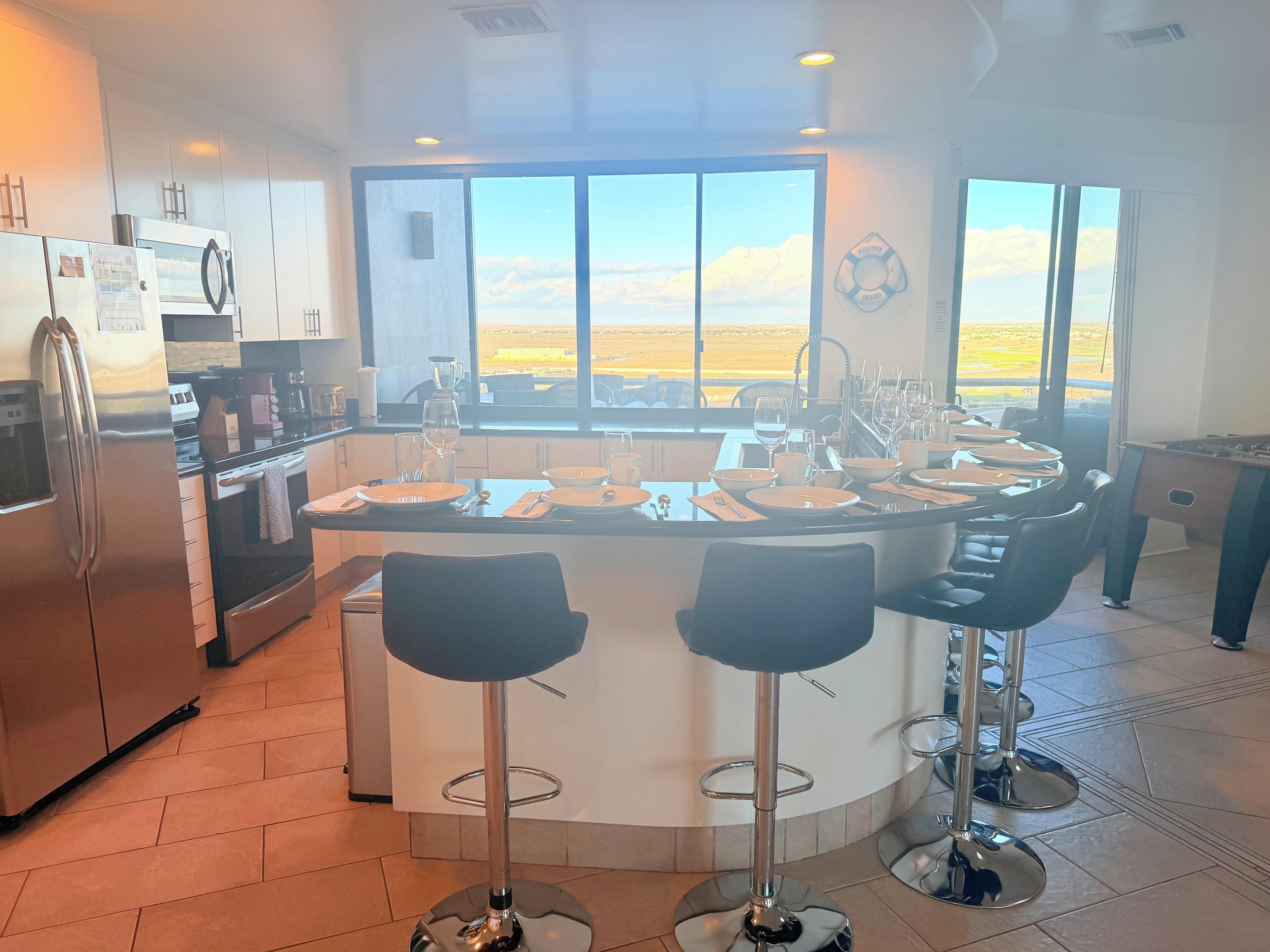 Habitación, balcón, vista al océano | Cocina privada | Refrigerador y microondas 