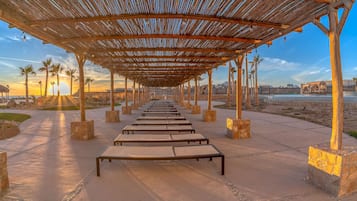 شاطئ خاص، رمال بيضاء، 2 من البارات على الشاطئ