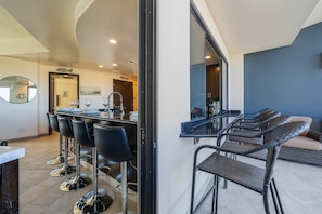 In-room dining - Las Palomas 4BR 4BA Suite 901 Cortez (Puerto Peñasco)