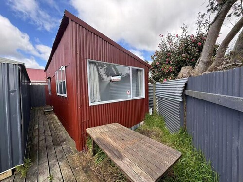 4 Beds in 2 Bedrooms Garden Chalet at the Back Garden Section of 6 Chapman Place, Rotorua