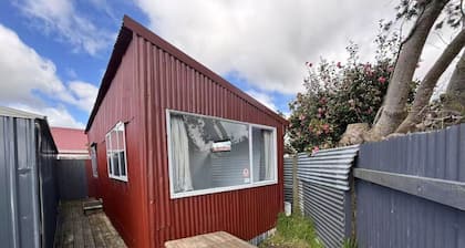 4 Beds in 2 Bedrooms Garden Chalet at the Back Garden Section of 6 Chapman Place, Rotorua