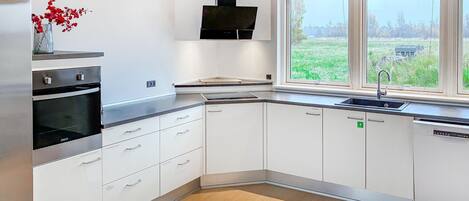 Kjøleskap, kokeplater, oppvaskmaskin og kaffetrakter/tekoker