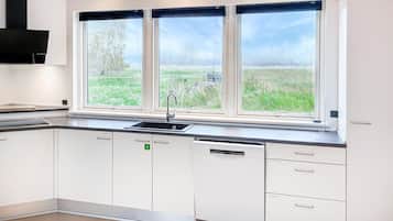 Wasserkocher mit Kaffee-/Teezubehör, Kühlschrank, Herdplatte