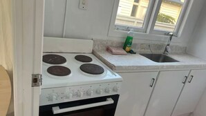 Private kitchen - 4 Beds Including 1 Sofa Bed in 1 Bedroom+1 Lounge (Auckland)