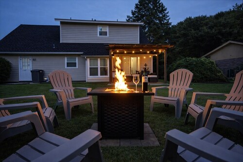 Home in Pooler w/ FirePit and Game Room