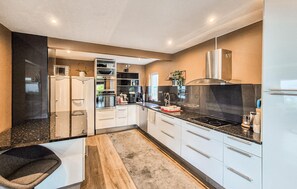 Fridge, microwave, oven, stovetop - Stunning home in Bokn with WiFi (Bokn)