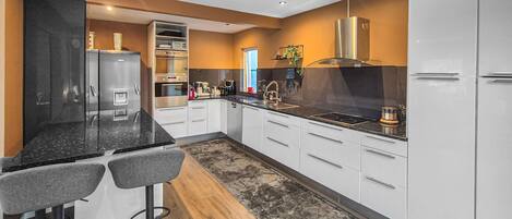 Jääkaappi, uuni, liesi, astianpesukone