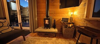 The Cabin - log fire cosy home. Sleeps 4