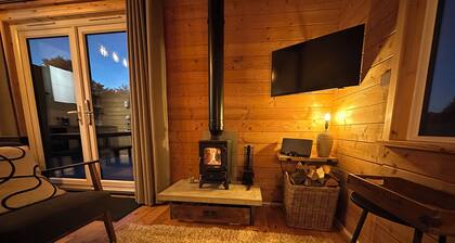 The Cabin - log fire cosy home. Sleeps 4