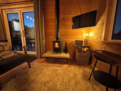 The Cabin - log fire cosy home. Sleeps 4