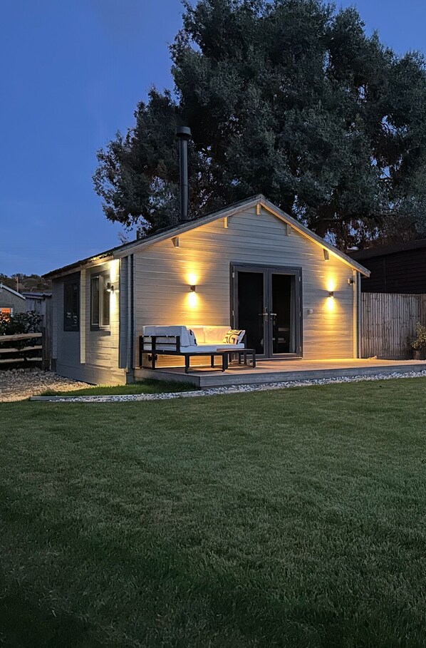 Terrace/patio - The Cabin - log fire cosy home. Sleeps 4 (Folkestone)