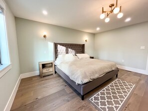 5 bedrooms, desk, iron/ironing board, travel crib