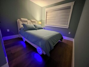 5 bedrooms, desk, iron/ironing board, travel crib