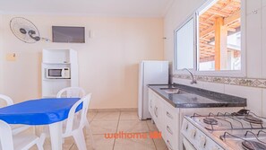 Frigorífico, microondas, placa de cocina y cafetera o tetera