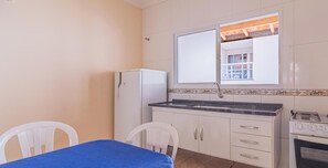 Frigorífico, microondas, placa de cocina y cafetera o tetera