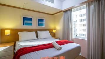 Tabla de planchar con plancha, wifi y ropa de cama