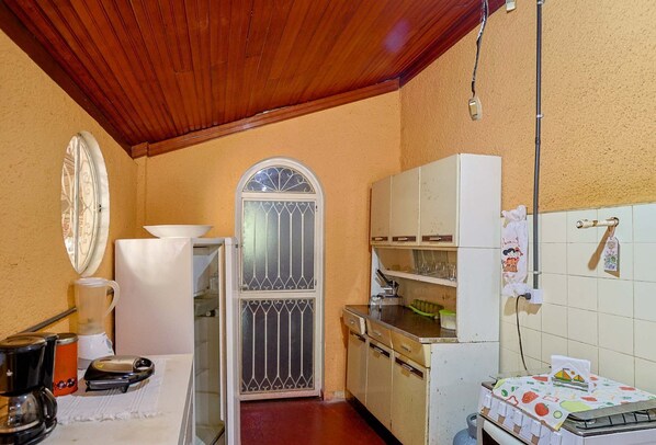 Kühlschrank, Ofen, Herdplatte, Wasserkocher mit Kaffee-/Teezubehör