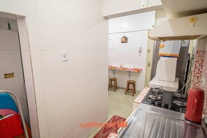 Fridge, microwave, stovetop, electric kettle - Apto na Praia Grande frente a Praia da Guilhermina (Praia Grande)