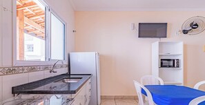 Refrigerador, microondas, parrilla de estufa y cafetera y tetera 